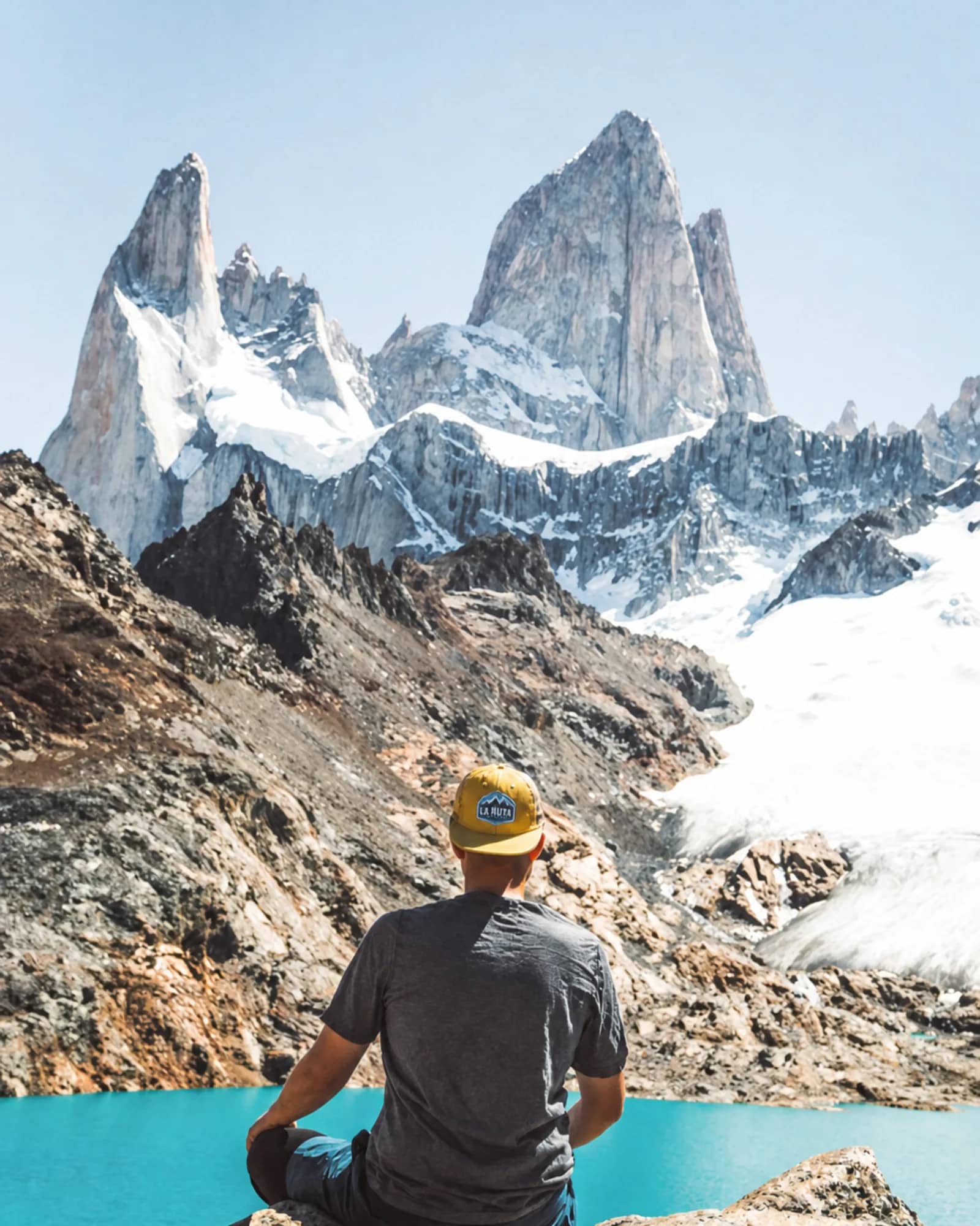 Viajante La Ruta Aventuras diante do Monte Fitz Roy